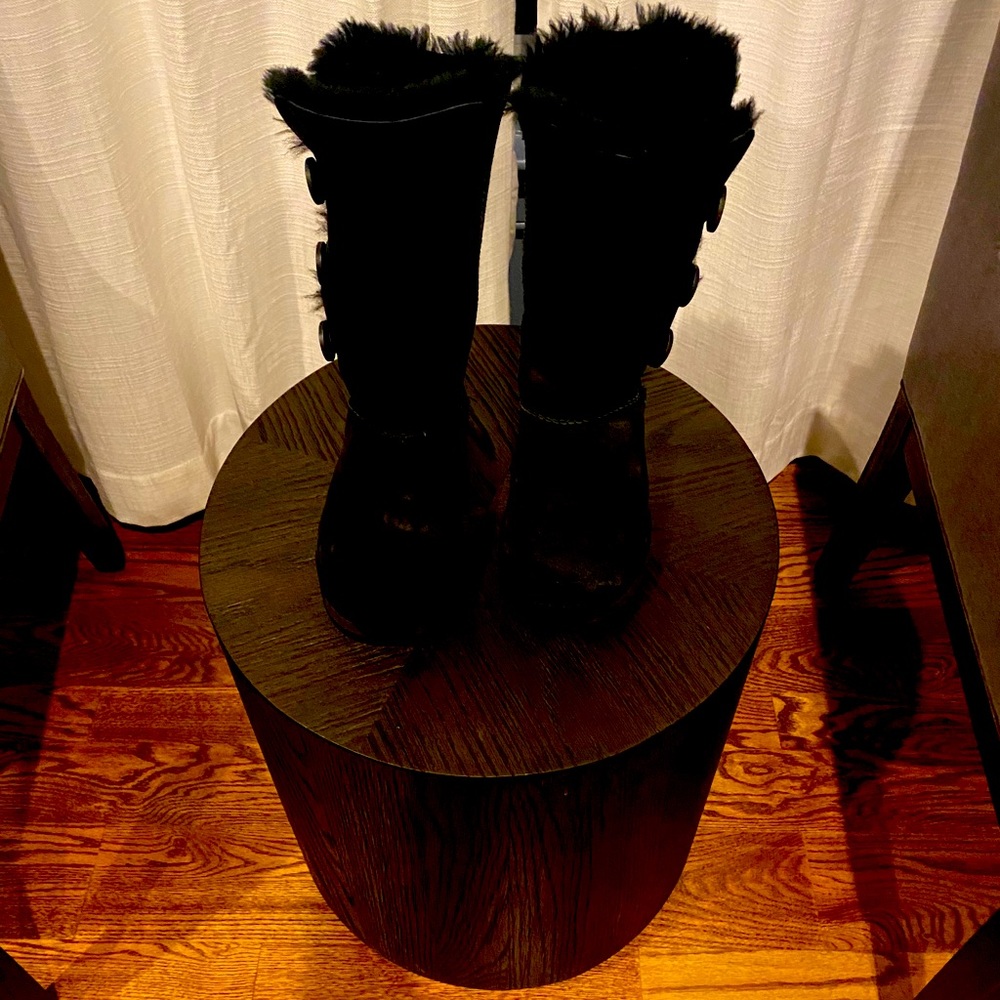 ugg boots with side buttons size 8